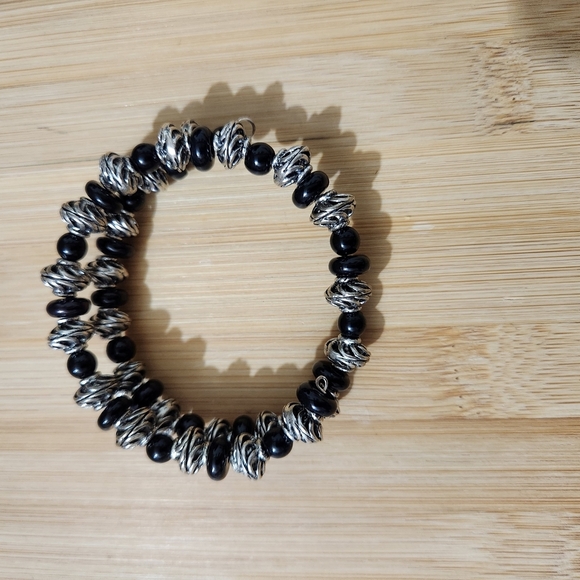 Hand Crafted Bracelet Coil Black and Silver Beaded Fits Most Memory Wire - Picture 5 of 10